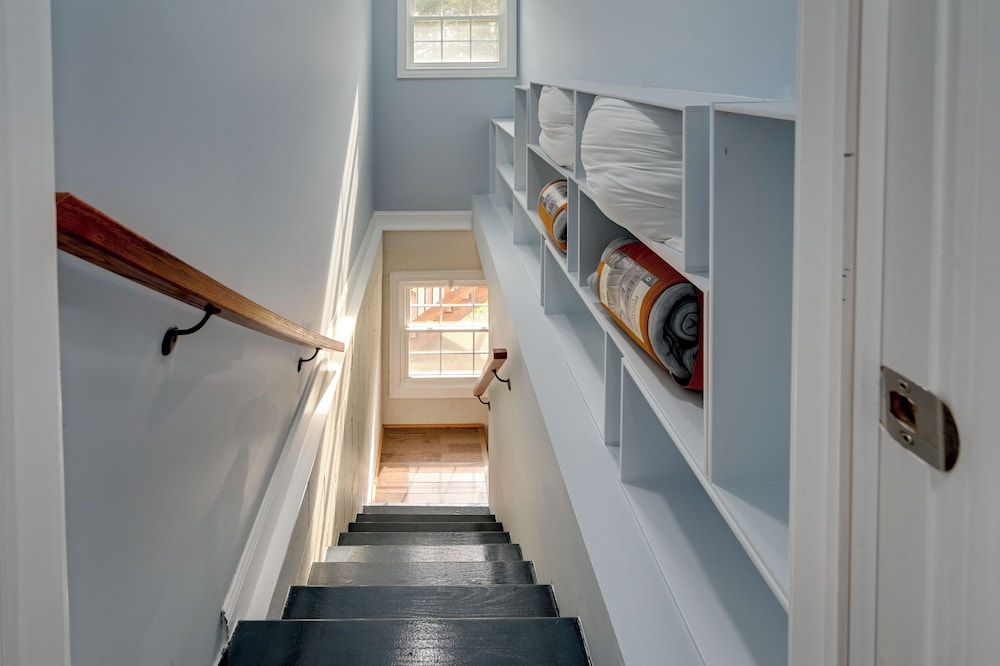 12 Mi to Downtown Winston-salem: Apt w/ Balcony!