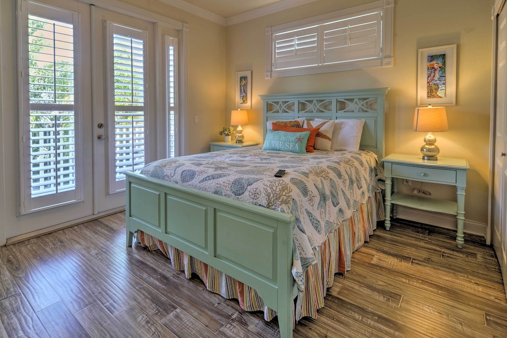 Holmes Beach Family Home: Private Pool & 3 Decks!