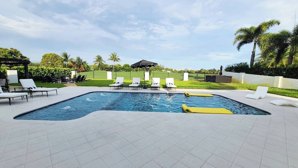 New 5 Bedroom Modern Villa on Golf Course