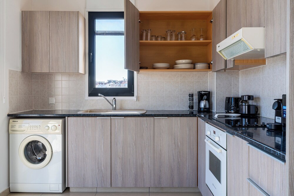 Averna - Breezy 2-BR Apt. in Larnaca