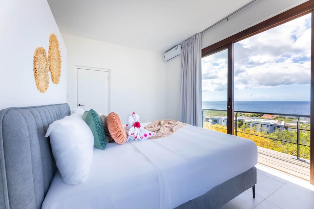 La Perla Chic Panoramic Designer Villa
