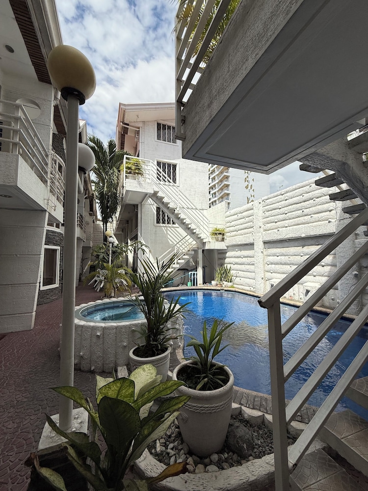 Kandi Suites 2BR with private Jacuzzi