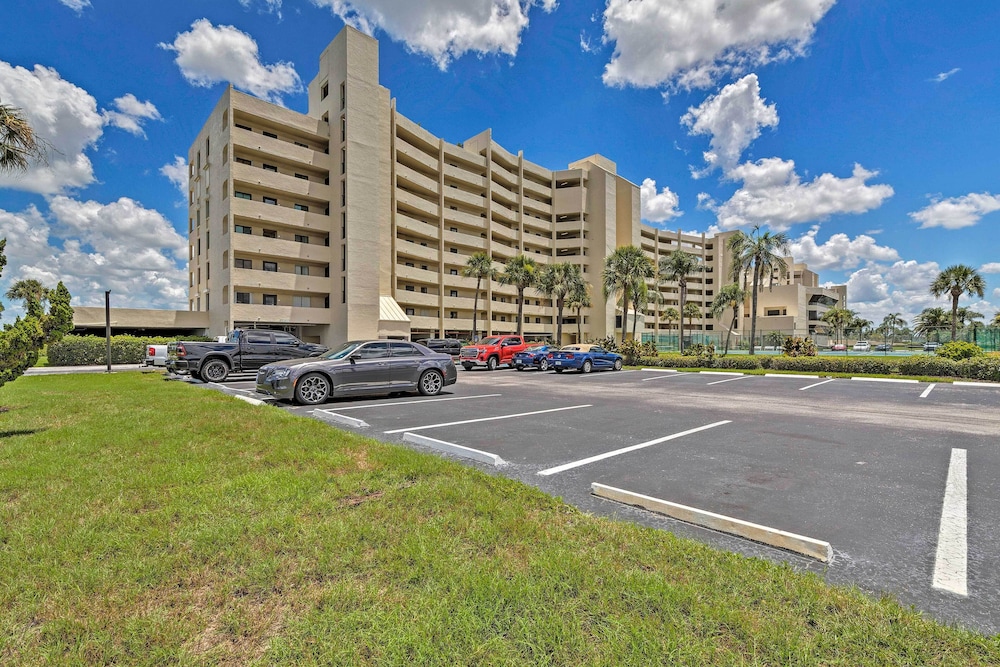 Modern Waterfront Hudson Condo w/ Resort Pool!