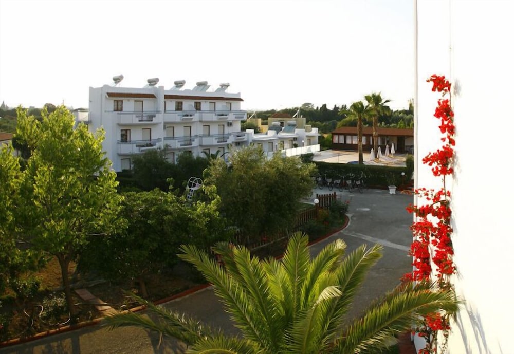 Sandy's Studios Apartments & Log Villas