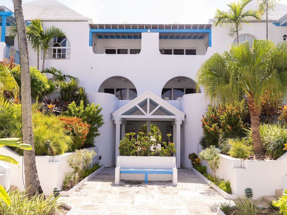 Spacious Garden Villas on Beach Frost resort near Atlantis