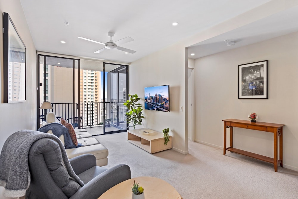 Cosy 1-bed With River Views, Pool, Gym & BBQ