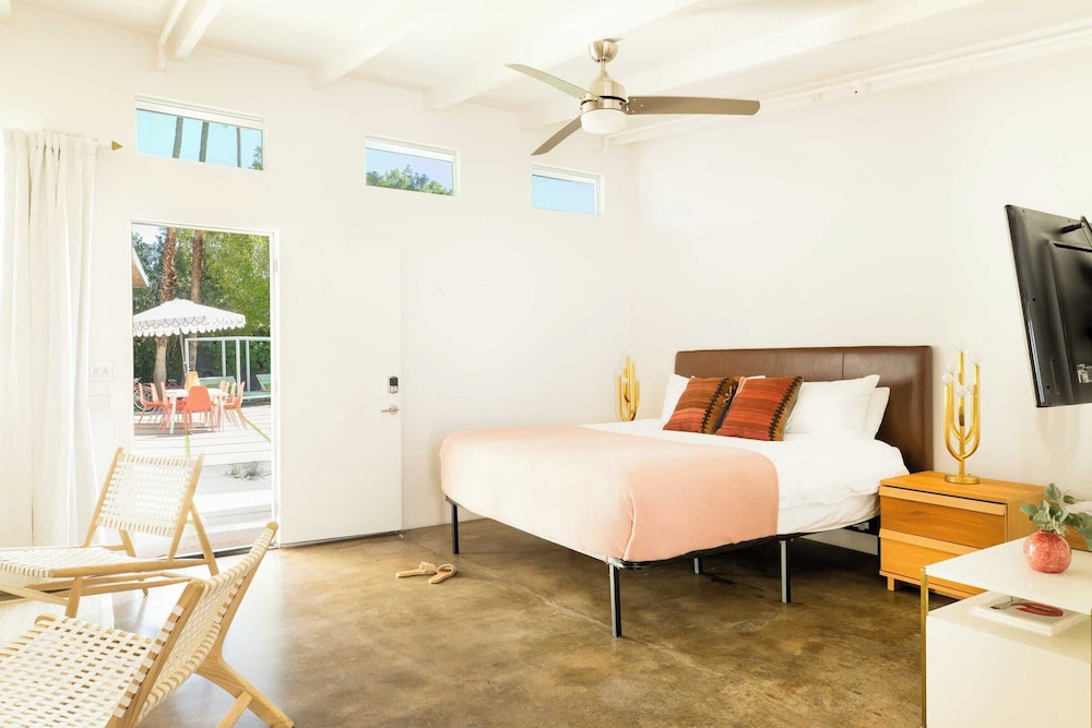 2 Rooms, Sleeps 8 Retro Hotel w/ Pool Wesley King Studio Buyout by Avantstay