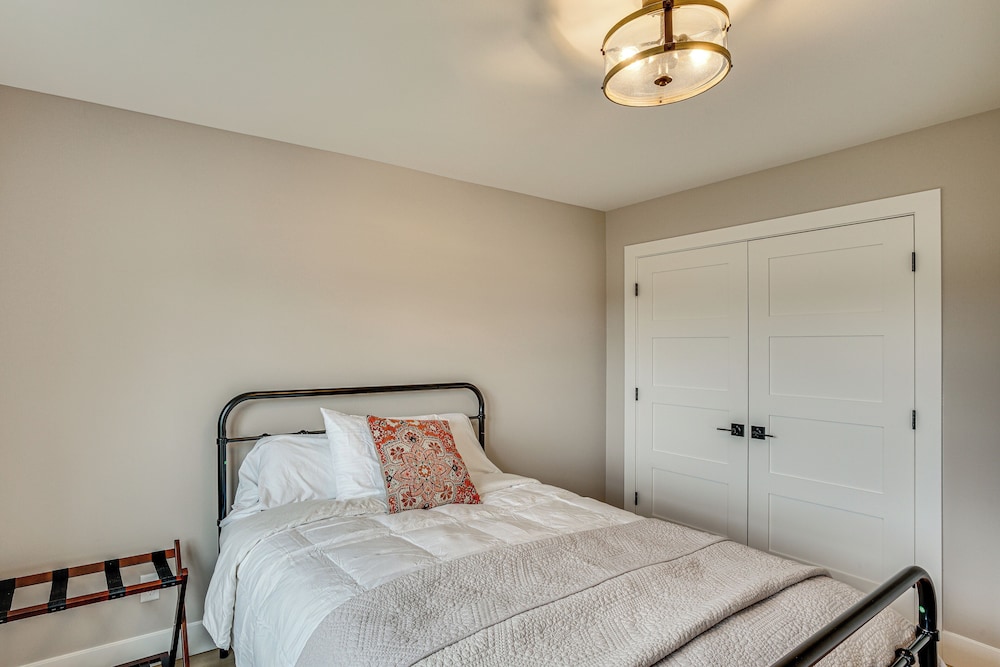 Walk to Beaches + Restaurants: Elkhart Lake Escape