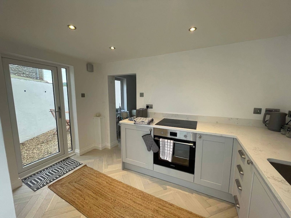 Seaside Retreat - Sleeps 5, Garden & Parking