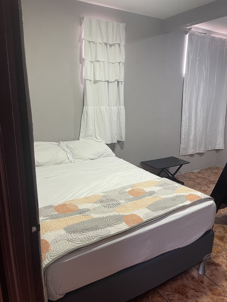 Cozy Downtown Alajuela / 5min from Airport view 2