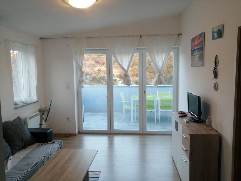 Sea View 1-bedroom Apartment Long Island view 4