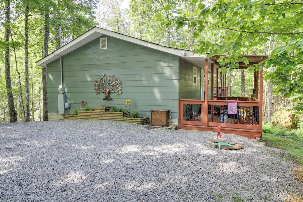 Quaint Smoky Mountain Cabin - 4 Mi to Gatlinburg!