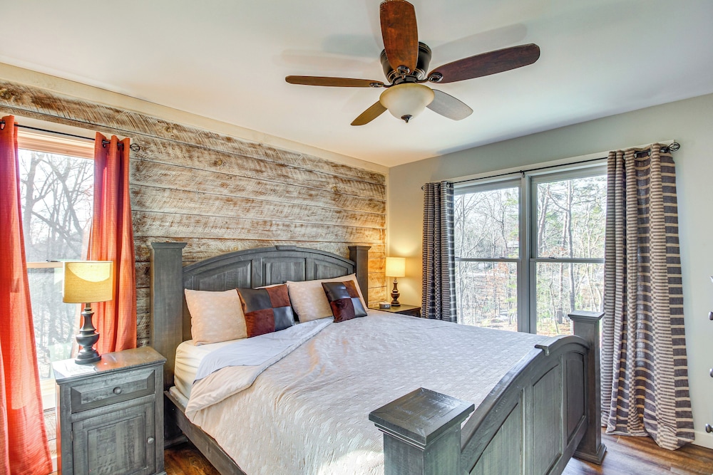 Hot Tub & Movie Room: Updated Cabin in Ellijay!