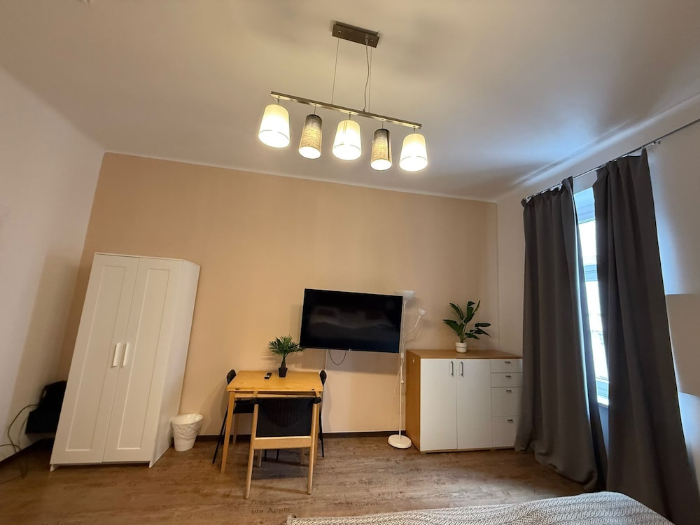 Modern 1BR Apt Steps from Westbahnhof