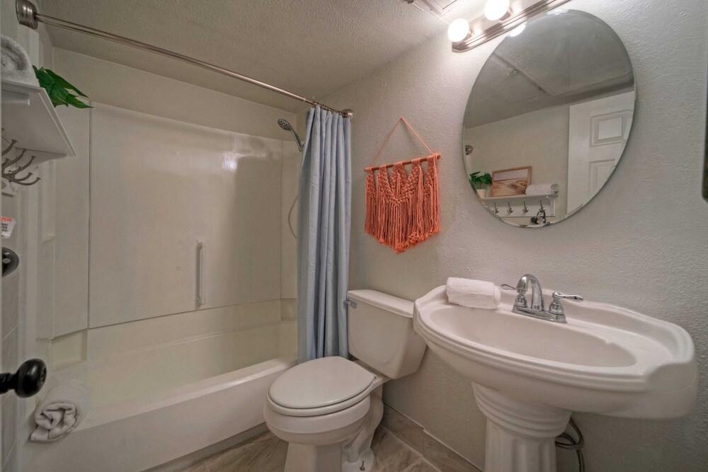 Private Balcony w/ Ocean View Pool & Hot Tub Access Ocean Echo by Avantstay