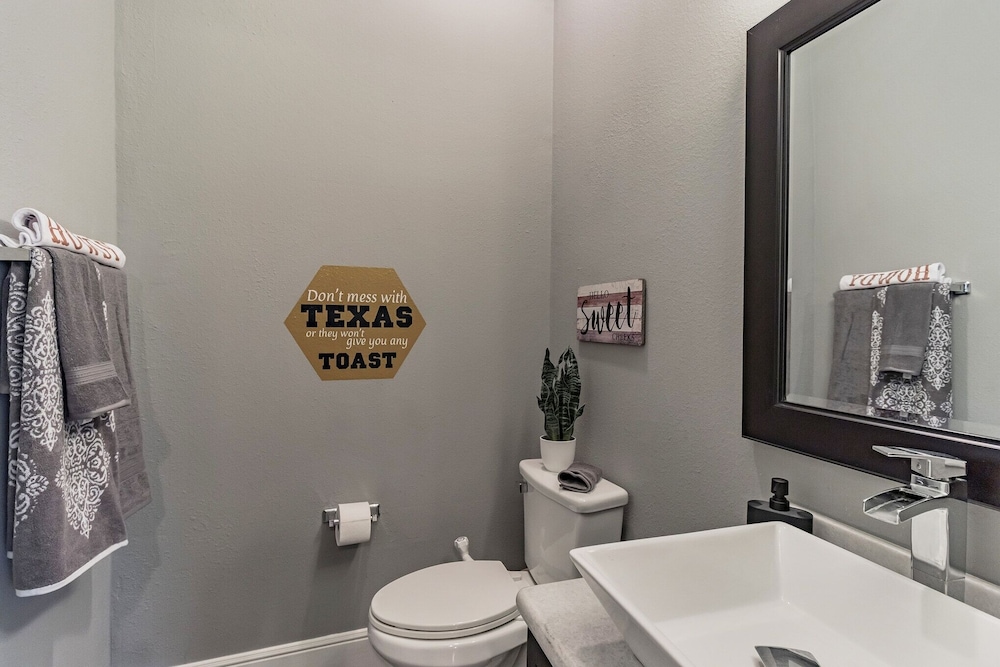 Modern, Houston Inspired House W/ Best Views Of Downtown! - Less Than 1 Mile To Eado/midtown Bars 3 Bedroom Home by Redawning