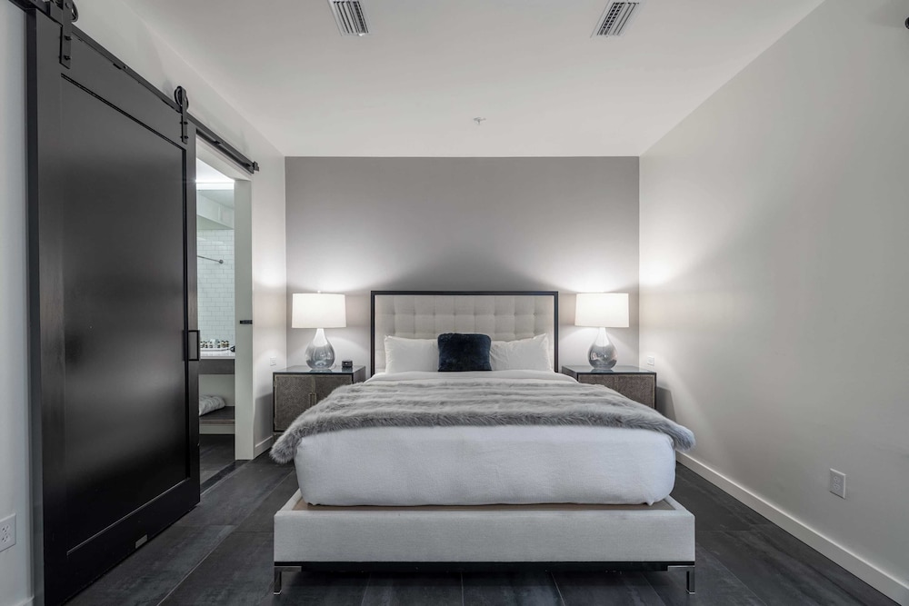 121 Hotel Floor 1 & 2 by Avantstay Sleeps 34, 10 Units in Nashville
