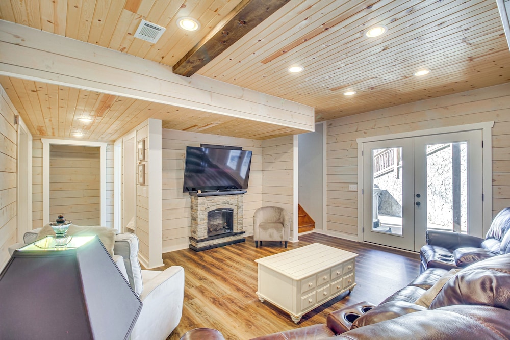 Hot Tub & Movie Room: Updated Cabin in Ellijay!