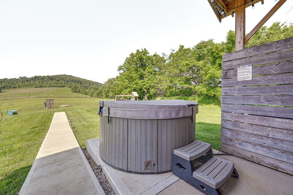 Near Dtwn Somerset: Tranquil Getaway w/ Fire Pit