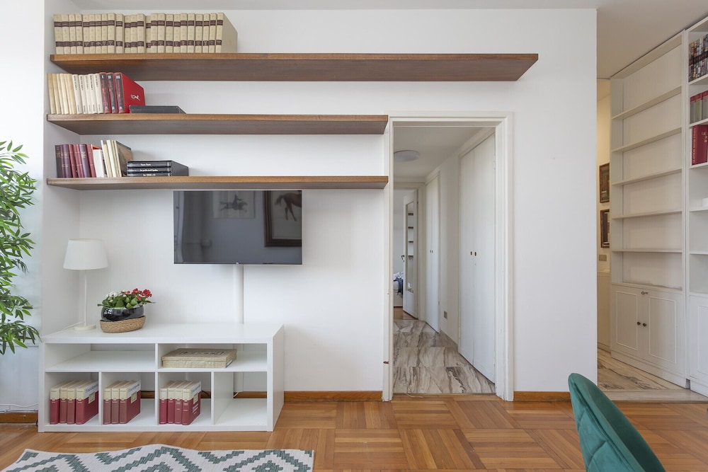 Skyline view Biancamano 1 bdr with balcony by Rentopolis