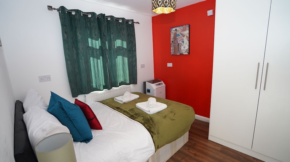 Spacious 3BR House Sleeps 6 view 2