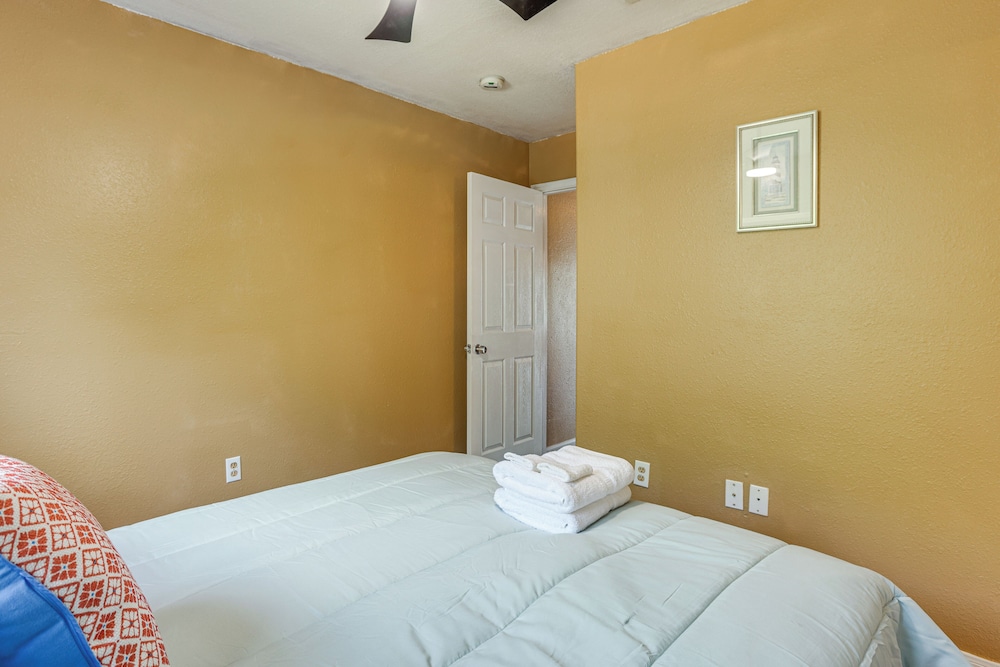 11 Mi to Dtwn Houston: Pet-friendly Home w/ Yard!