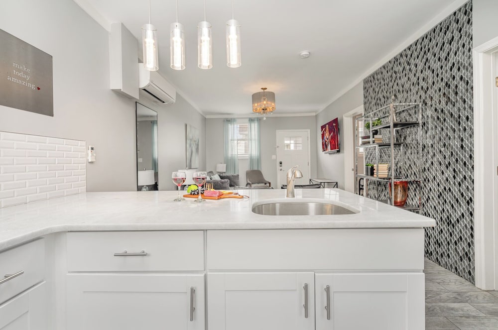 Lucent Pearl - Private Patio - Near Broadway