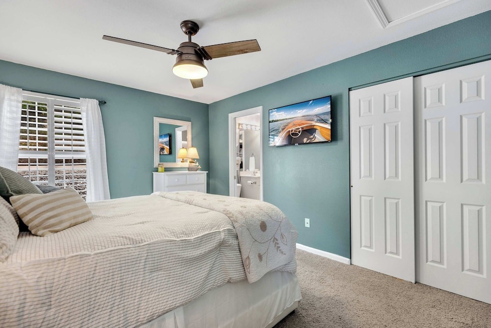 Shore Thing - Lakefront for 12