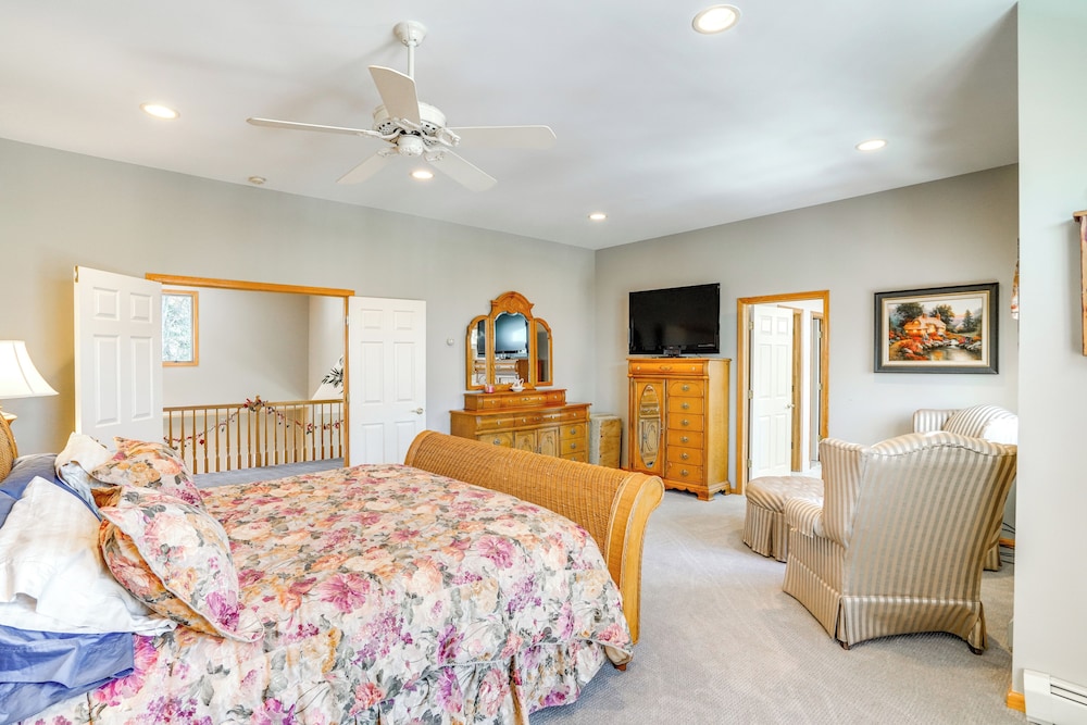 < 1 Mi to Hunter Mtn: Spacious Home w/ Hot Tub!