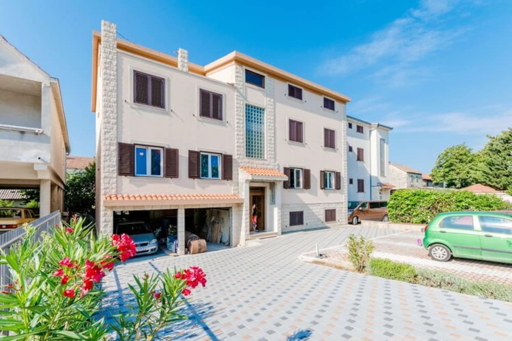 Apartment Karlo - Two Bedroom Apartment With Balcony