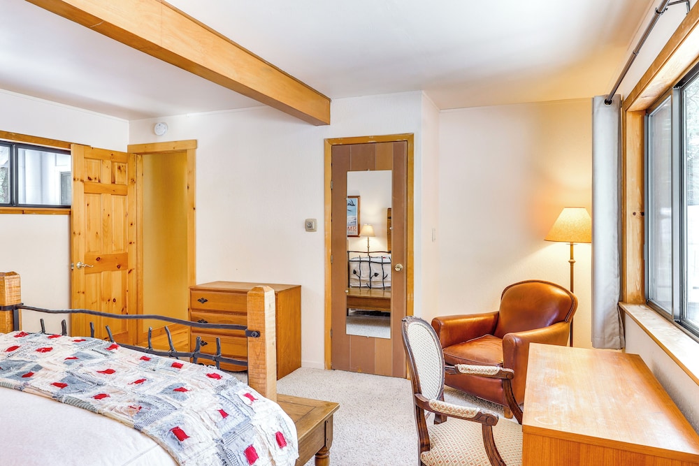 < 2 Blocks to Lake Tahoe: Family Home Near Skiing