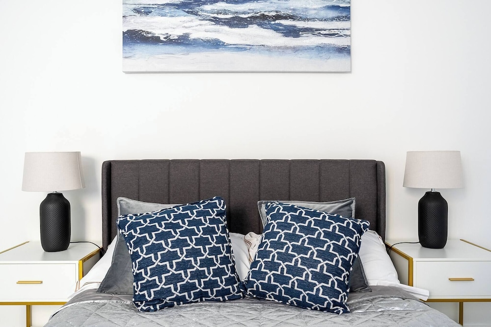 2 Bed Stylish Central Rochester Apartment Sleeps 4 Netflix Work Space