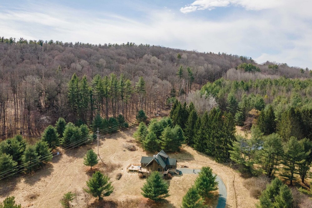 Secluded w/ Deck Views, Hot Tub, & Ping Pong Hudson in the Berks by Avantstay