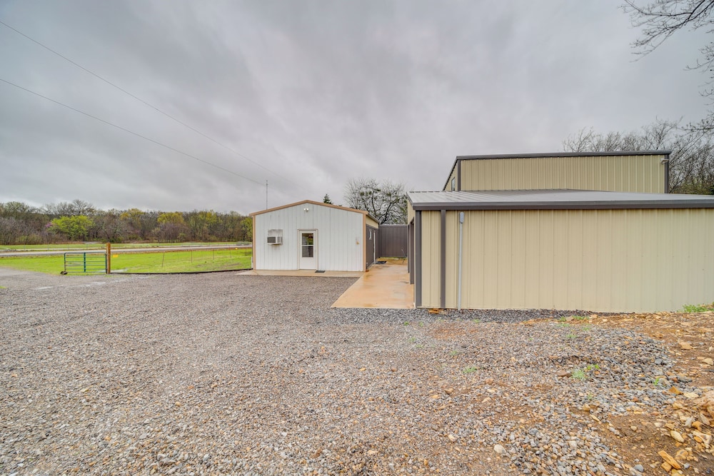 Hunt, Fish & Enjoy the Outdoors: Rural Atoka Home