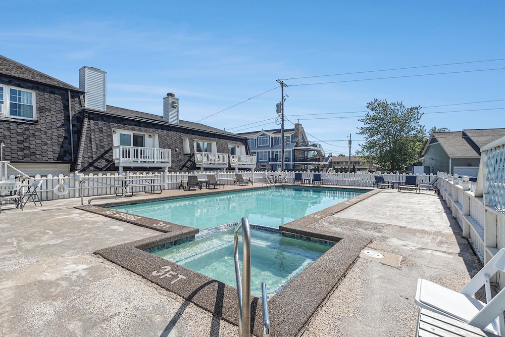 Snyder's Shoreline Inn