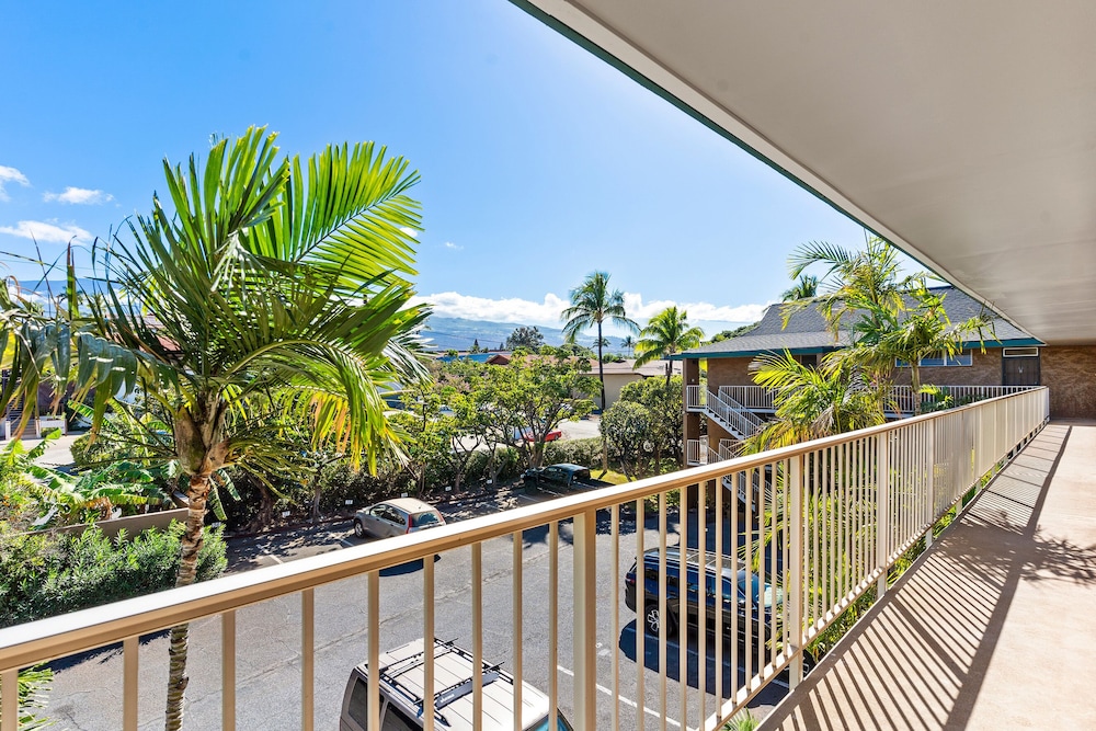 Kalama Terrace P-307 - 3rd-floor Walkup, 7 min Walk to Charley Young Beach, AC!