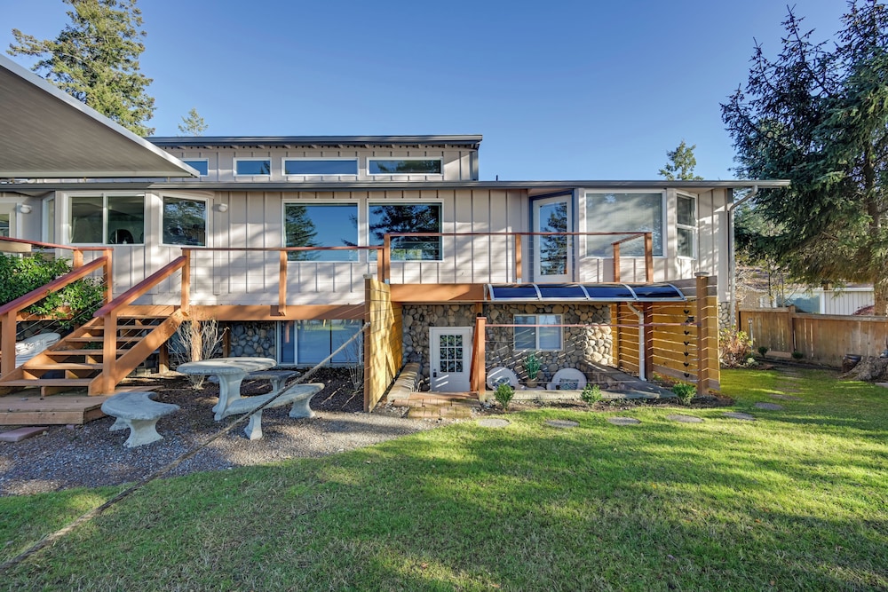 1 Mi to Burfoot Park: Olympia Apt w/ Scenic Views view 4