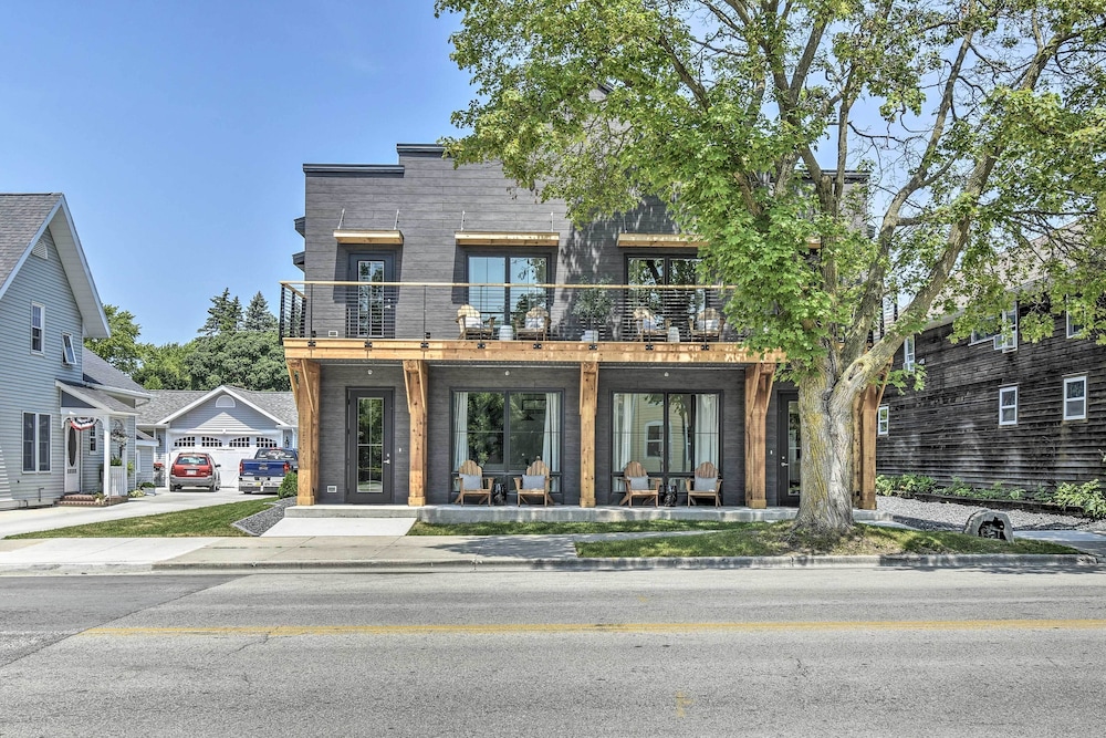Elkhart Lake Townhome - 20 Mi to Sheboygan!