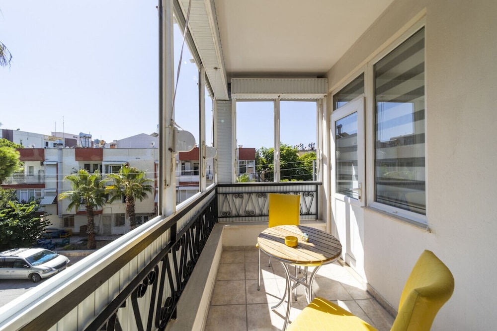 Central Flat Near Shore in Muratpasa With Terrace