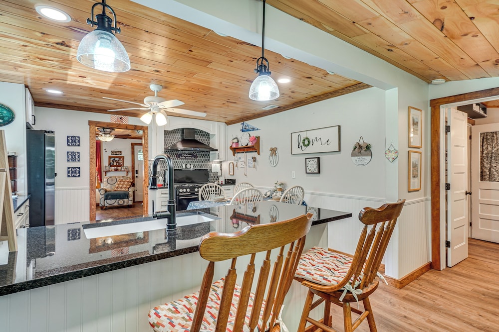 Riverfront Cabin - 6 Mi to Great Smoky Mtns NP!
