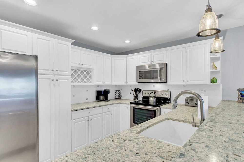 518 Seascape Waterfront Views + Community Pool