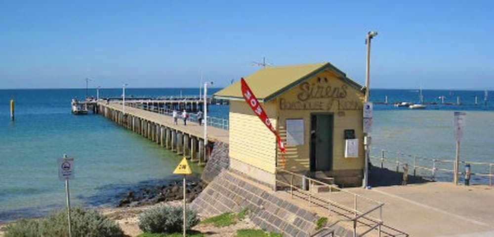 Modern & Cosey 4bedroom House Walk to Beach