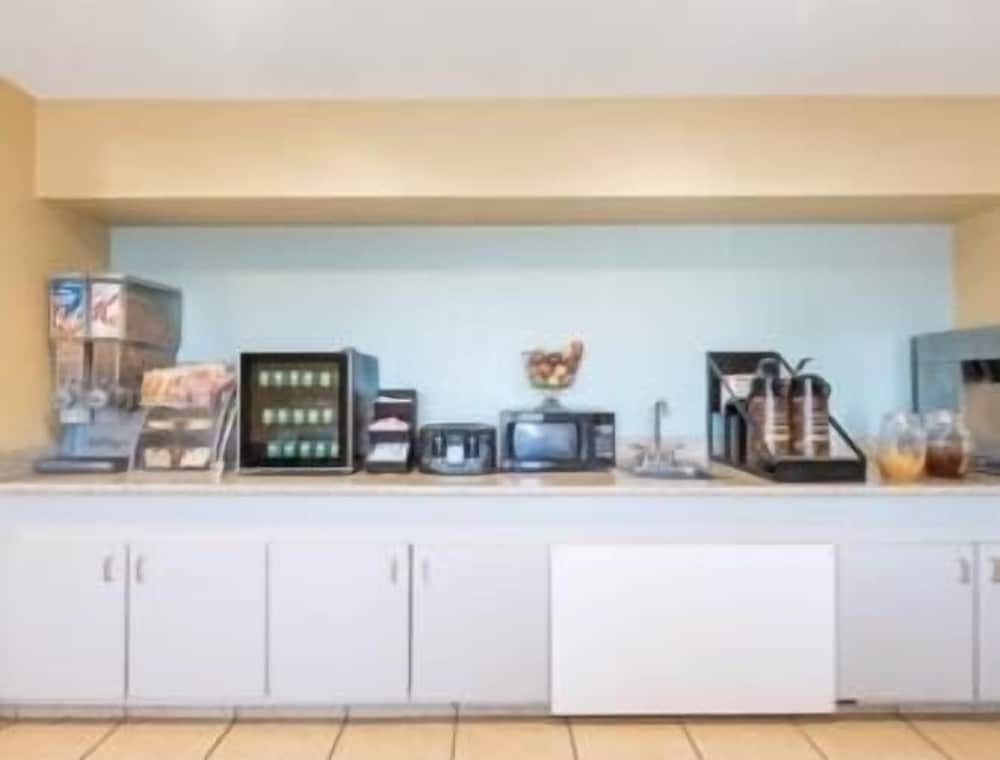 Super 8 by Wyndham Midland view 5