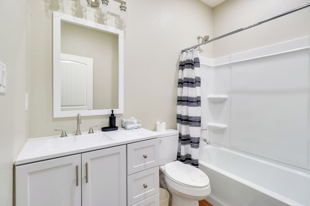 1 Mi to Lake Lbj: Peaceful Home w/ Patio & Yard!