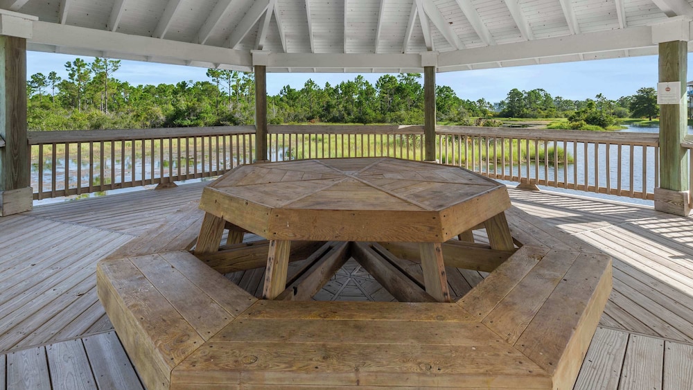 Cozy Family Home - Community Pool, Private Porch, 10-minute Walk to Beach