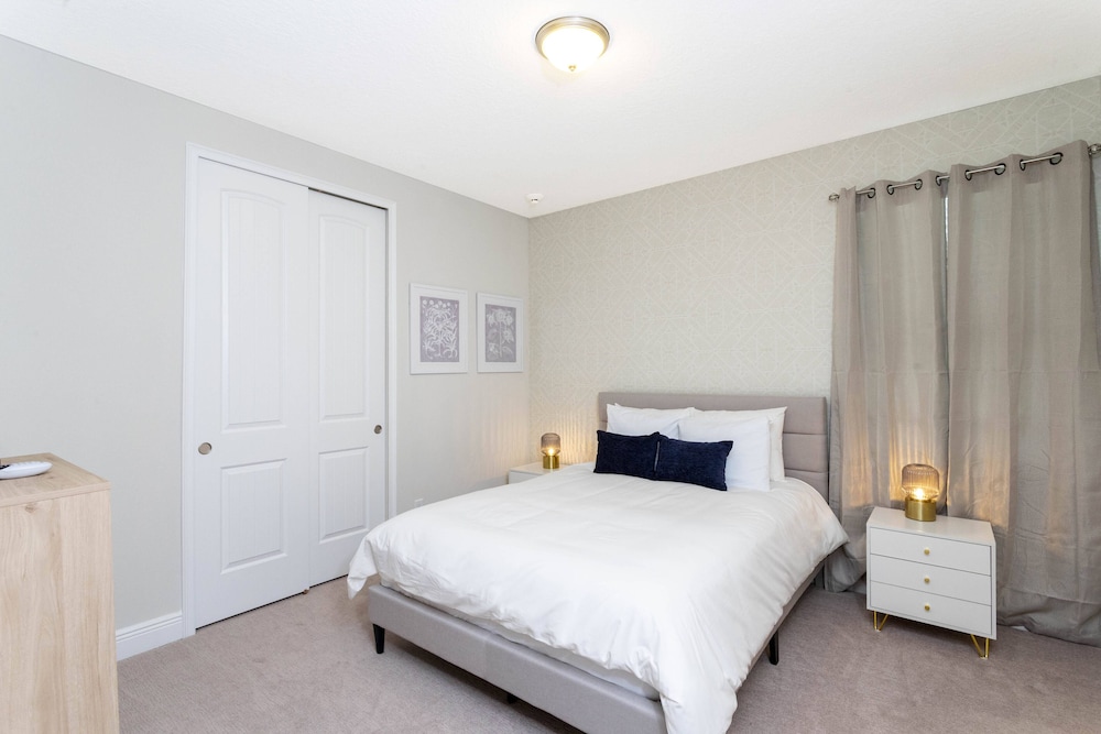 Gorgeous 8 Bedroom Single Home With Private Pool -ec7724 view 5