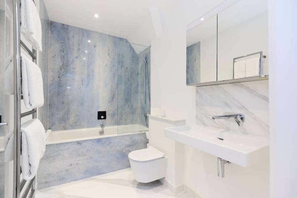 The Charm of Chelsea - Modern 4bdr With Shared Courtyard