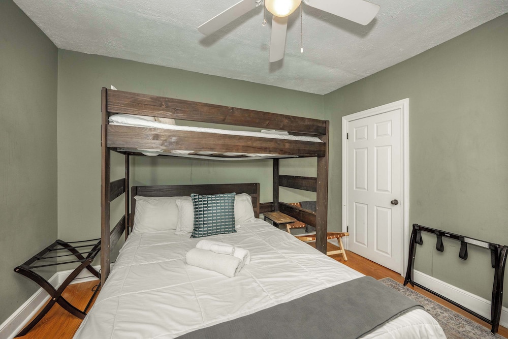 La Dolce Vita Retreat w Hot Tub - Image 4