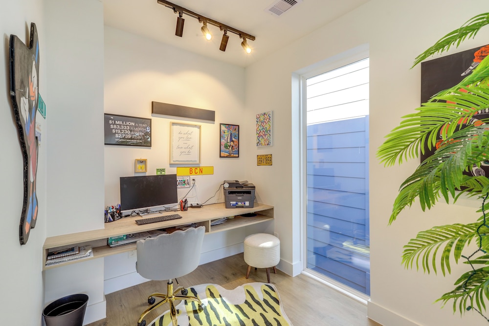 3 Mi to Dtwn: Modern Townhome w/ Yard in Houston