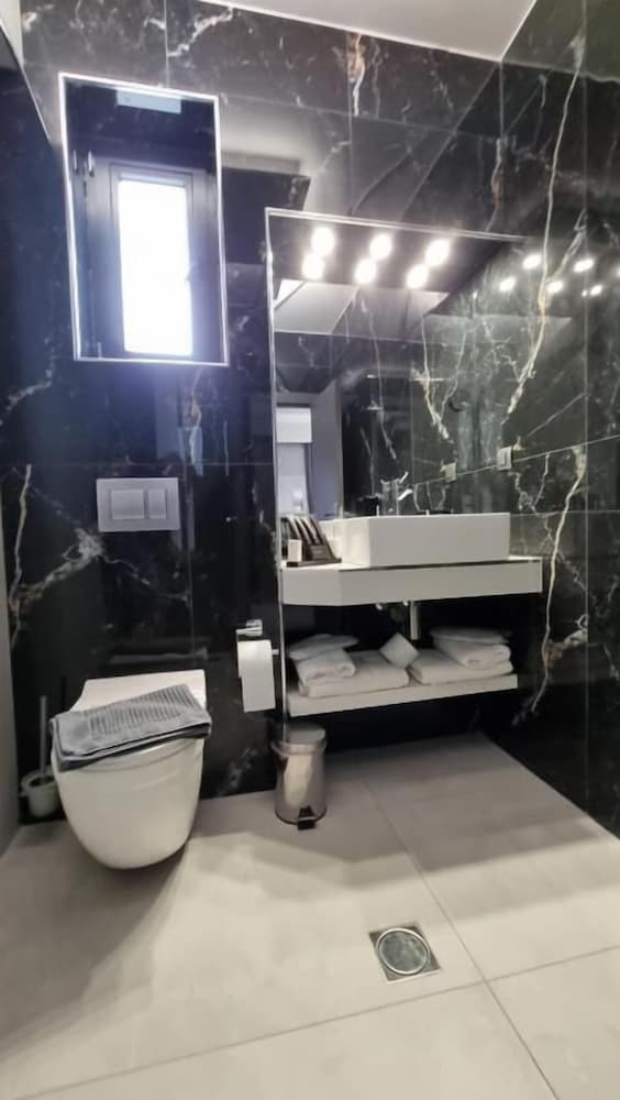 LUXSUITES